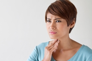 Disconfortul în gât este un simptom al osteocondrozei cervicale
